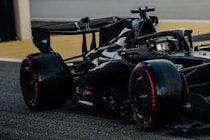 「マシンを塗装するだけの時間がなかった」アストンマーティンのニューウェイ代表、漆黒マシンでシェイクダウンを走った理由を明かす