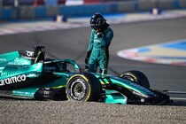 我々は不利な状況に置かれた……アストンマーティンF1、テスト最終日に僅か6周。開幕まであと僅か「やるべきことは非常に多い」