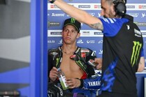 【MotoGP】クアルタラロが新型マシンにフラストレーション爆発！　見せられないジェスチャーかます。ヤマハは「学習プロセス」と強調