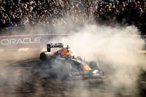 角田裕毅がF1マシンのコクピットに戻ってきた。サンフランシスコでRB7をドライブ……しかしマシンが大炎上！
