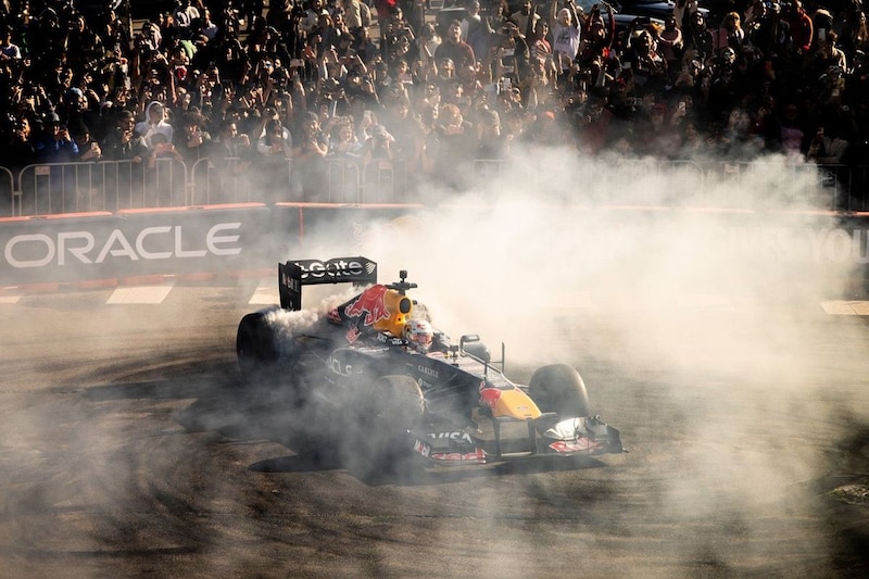 角田裕毅がF1マシンのコクピットに戻ってきた。サンフランシスコでRB7をドライブ……しかしマシンが大炎上!