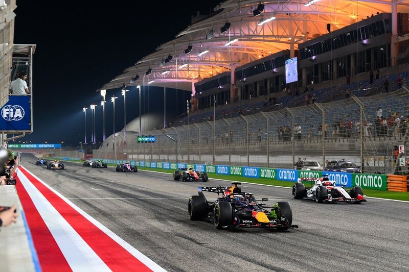 F1スタート時の手順が微調整。アクティブエアロのストレートモードの使用は禁止、ライト点灯5秒前に警告