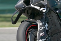【MotoGP】アプリリア、フェアリングの下に隠しダクトを搭載！　レギュレーション変更前年も空力開発の手を緩めず