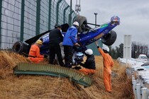 鈴鹿の130Rでバリア超え大クラッシュのブラウニング、無傷でマシンから脱出。逆さまに落下も「HANSが僕の首を守ってくれた」