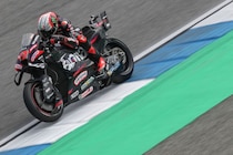 アプリリアのベッツェッキ、レコード更新驚速のトップタイム！　兄マルケスをコンマ4ちぎる｜MotoGPタイGPプラクティス