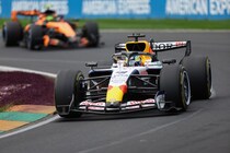 「超ヤバいレースだった！」新人リンドブラッド、デビュー戦で8位入賞。F1王者たちとの一歩も引かないバトルで手応え掴む