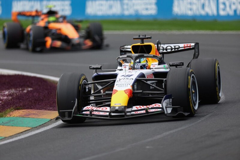 「超ヤバいレースだった！」新人リンドブラッド、デビュー戦で8位入賞。F1王者たちとの一歩も引かないバトルで手応え掴む