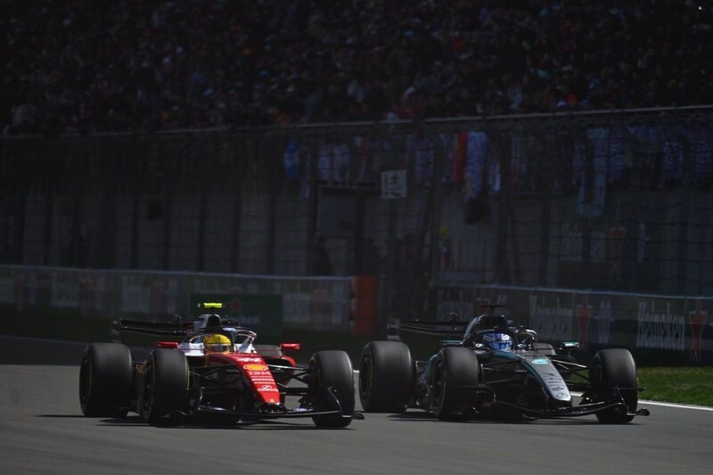 ラッセル、フェラーリの猛攻退けスプリントを制す。フェルスタッペンはスタート大失敗｜F1中国GPスプリント