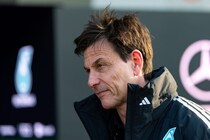 ヘルメット被っとけよ！　メルセデス、チームボスのウルフ代表の事故をネタにバズる｜F1中国GP