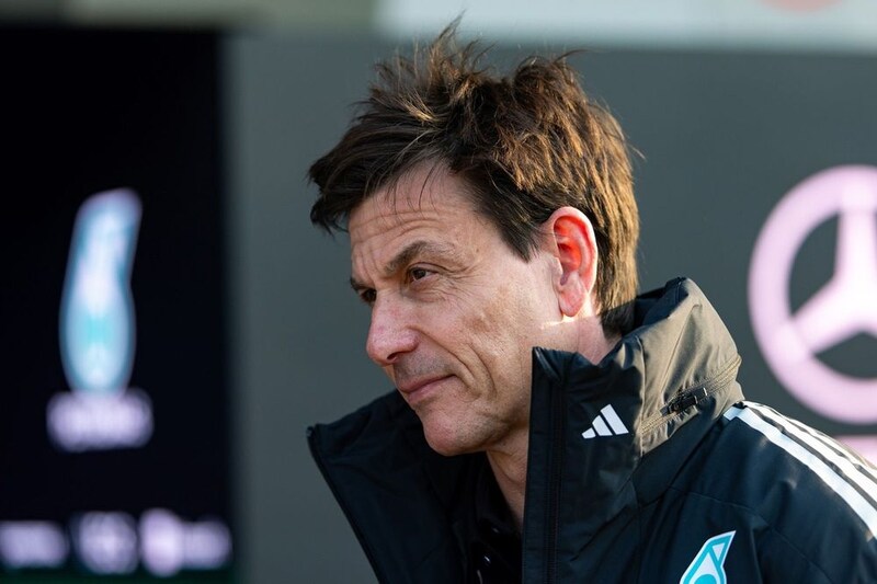 ヘルメット被っとけよ！　メルセデス、チームボスのウルフ代表の事故をネタにバズる｜F1中国GP