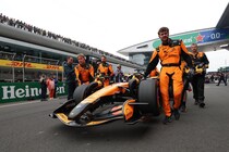 スタート前からドタバタ連続！　マクラーレン、2台ともグリッドから消える｜F1中国GP決勝速報