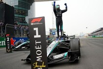 19歳アントネッリ、F1初優勝に感無量「言葉が出ない。今にも泣きそう」チームメイトのラッセルも祝福｜F1中国GP