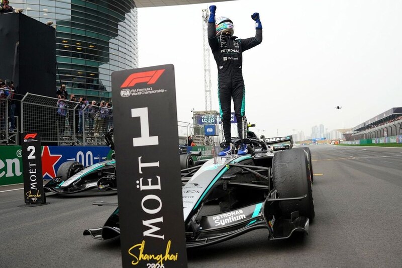 19歳アントネッリ、F1初優勝に感無量「言葉が出ない。今にも泣きそう」チームメイトのラッセルも祝福｜F1中国GP