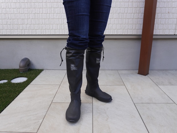 【もう荷物にならない!】Kiuの「折りたためる長靴」が最強すぎた!キャンプやフェスで役立つ万能雨グッズ4選