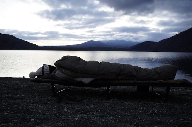 <終了>【NaturehikeやKZMも半額以上!】寝袋・コット・マットなど快眠キャンプのための”投資アイテム15選”