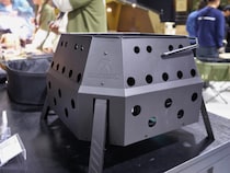 【この焚き火台、革新的！】ハンドル1回”秒”で完成すると話題沸騰「カーゴコンテナ」の注目ギア