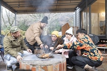 棍棒飛ばしに巴投げ！？おぎやはぎも悶絶「真冬の全力！野遊びキャンプ」【ロケ密着・後編】