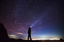 【2025年最新】ヘッドライト最強人気ランキング7選｜登山・キャンプにおすすめの充電式も紹介