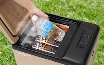 【車載もキャンプも◎】マイナス20度まで冷やせる『どこでもミニ冷凍庫9L サンドカーキ』が発売