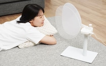 キャンプの夜を揺らすのは、どこか懐かしい自然な風。サンコーの「電動うちわ」が10年ぶりに復活