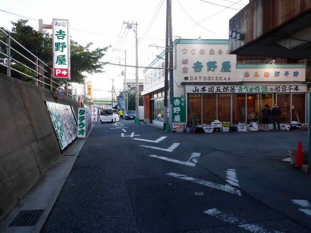 道路右に見える建物が浦安『吉野屋』の船宿店舗 ©釣りビジョン
