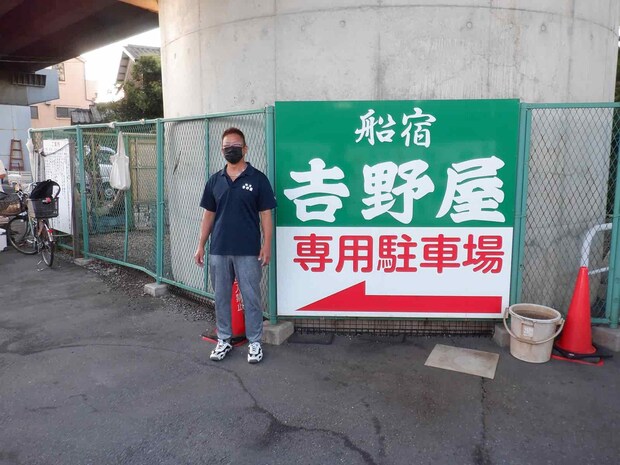 店舗前のスタッフが駐車場を案内してくれる。 ©釣りビジョン