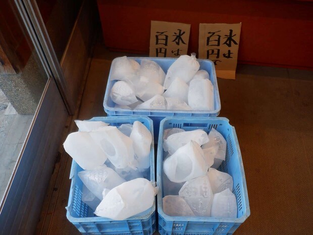 氷は1個100円、暑さで溶けやすいので2つ購入した ©釣りビジョン