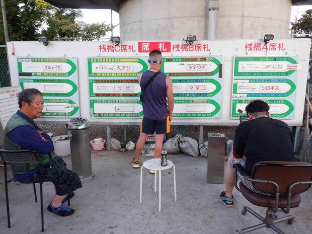 釣り座は店舗前の船型ボードの番号札を取って確保（船で回収） ©釣りビジョン