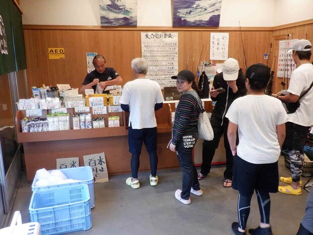 店舗内の受付で乗船料を支払い、仕掛けや氷等を購入 ©釣りビジョン