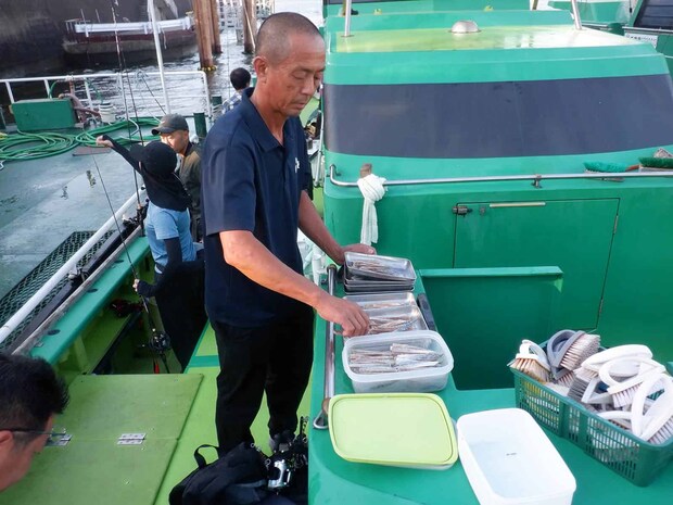 岩淵裕介船長がテンビンの餌を取り分けて配ってくれる。 ©釣りビジョン