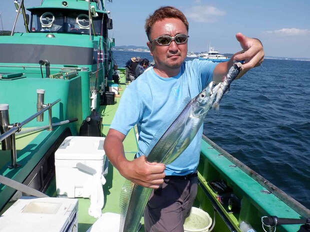 テンヤ釣りの釣り人にも早速タチウオが釣れた！ &copy;釣りビジョン