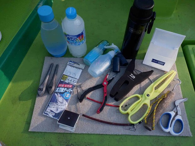 便利グッズ（飲料、日焼け対策、ゴミ箱、磁石、竿掛け、魚バサミなど） ©釣りビジョン