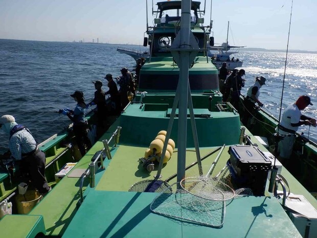 8時過ぎに釣り場到着、船長の合図で釣りスタート &copy;釣りビジョン