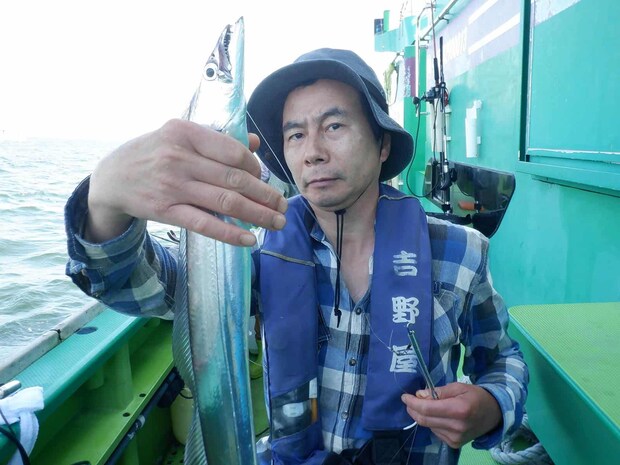 開始間もなく“指3本”程度のタチウオが釣れて来た！ &copy;釣りビジョン