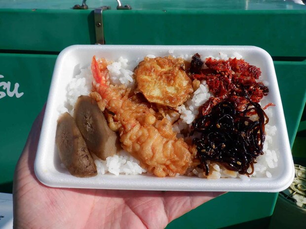 朝、船宿で買った『吉野屋』特製弁当、ほっぺが落ちた。次回も買おう。 &copy;釣りビジョン