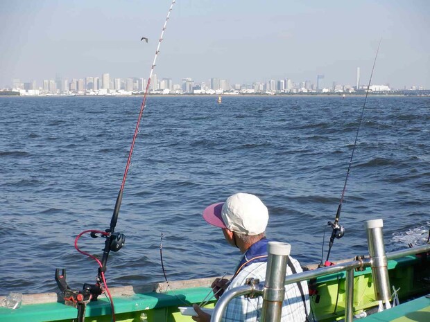 7時に出船し東京の街並みを眺めながら釣り場へと向かった。 &copy;釣りビジョン