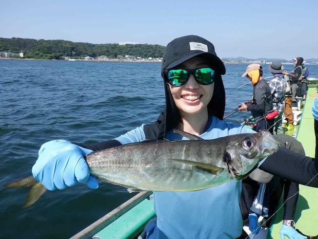 ゲストフィッシュの40cm超の大きなアジ！ &copy;釣りビジョン