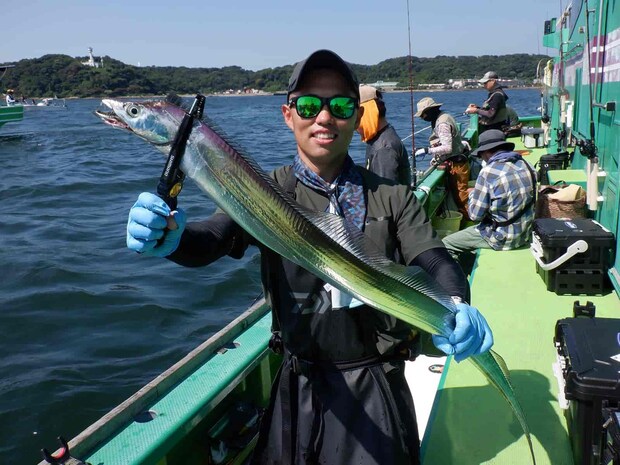 テンヤの釣り人が“指4本”位ありそうな良型のタチウオをゲット！ &copy;釣りビジョン