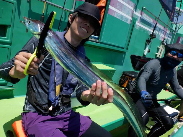 「タチウオ釣りは初めてですが、良く釣れるし楽しいです！」 &copy;釣りビジョン