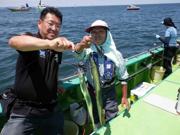 喰いが良い！お隣さん同士でダブルヒットも！ ©釣りビジョン