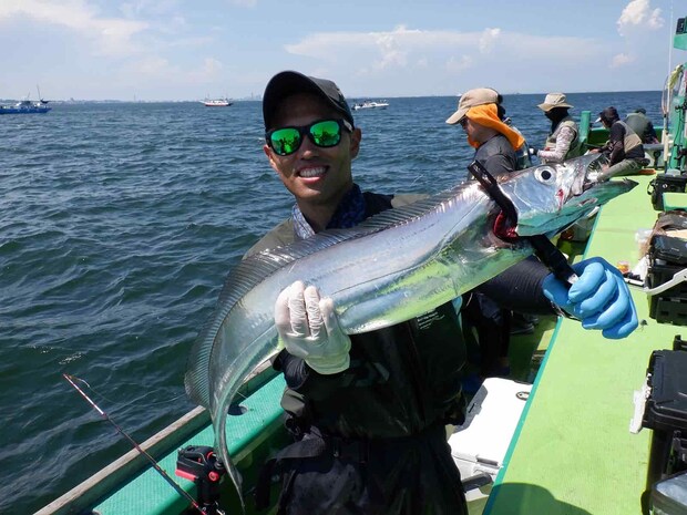 「ついに来た！ドラゴン級！“指5本”以上ありそう！」 ©釣りビジョン