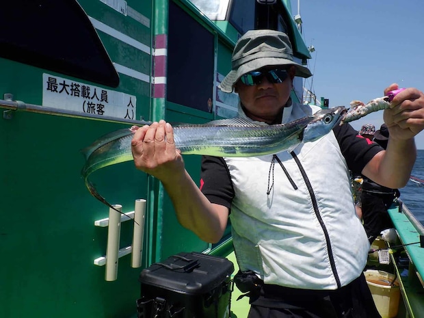 「私の指だと3本サイズかな？電動スロー巻きで来ました！」 ©釣りビジョン