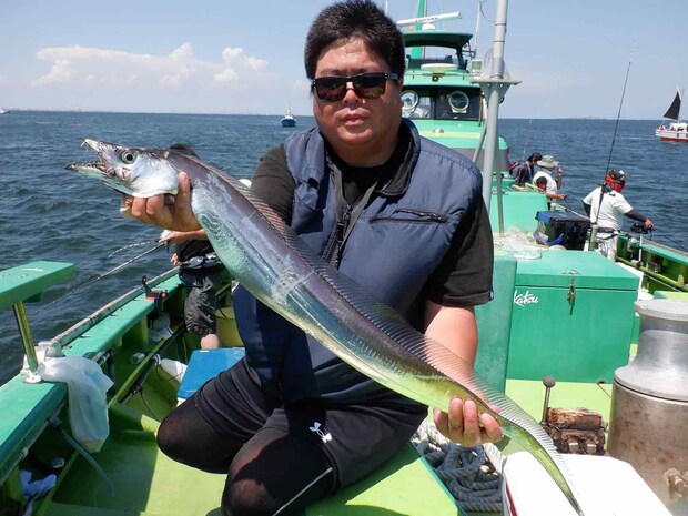 きっちり“指4本”ありそうな良型タチウオ！ ©釣りビジョン