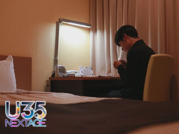 釣行後の〝反省会〟を欠かさない田島。大会後は参加した仲間達と、プライベートでは1投毎に、振り返るメモを作成している。経験を振り返り、次の釣りに活かすという姿勢だ。今回の撮影でも、初日は〝ひとり反省会〟と仕掛け作りに深夜まで没頭していた。©釣りビジョン