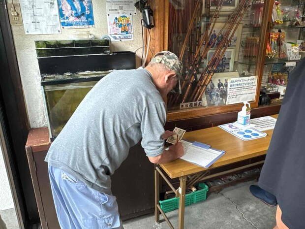 乗船名簿に記入して…。 ©釣りビジョン