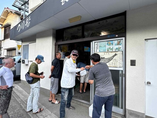 店前で氷を受け取って港へ移動する。 ©釣りビジョン