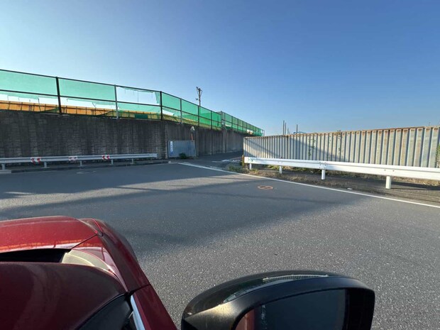 「本牧海づり公園入口」交差点を直進、500mほど進むと右側に港の入口が。 ©釣りビジョン