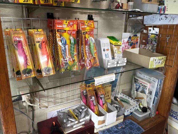 仕掛けやオモリも購入出来る。 ©釣りビジョン
