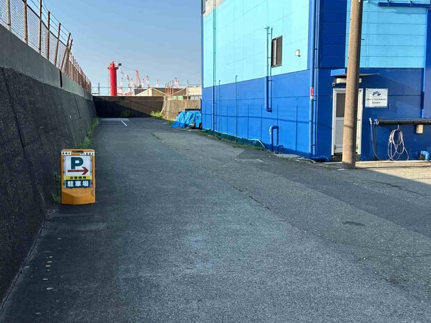 「駐車場」の看板を右へ入る。 ©釣りビジョン