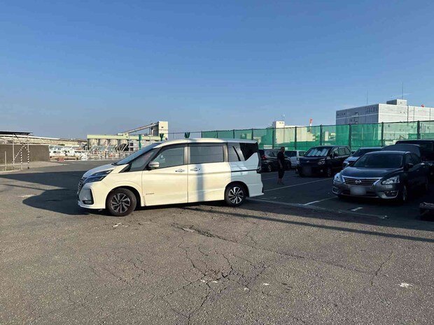 釣り物を告げるとスタッフが駐車場所を案内してくれる。 ©釣りビジョン